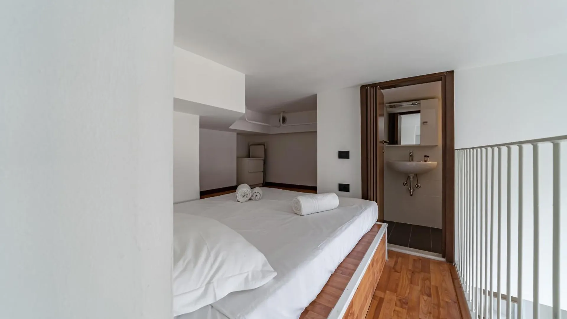 Milano Magenta Long Let Apts 0*, Milan